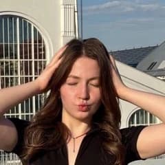Надя — Наставник по физике